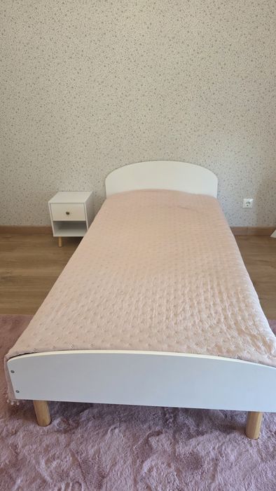 Cama 90x200 criança + mesa cabeceira
