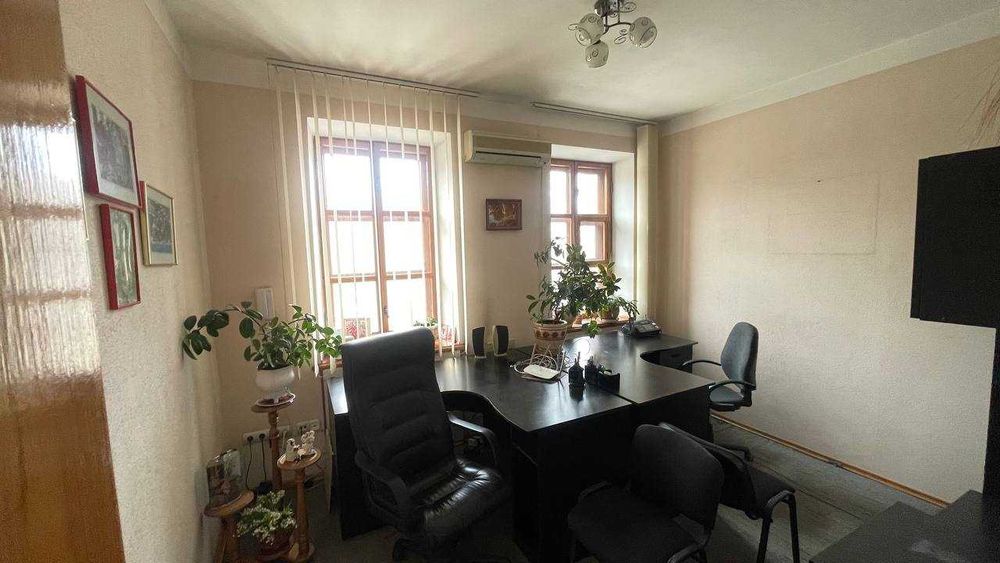 Оренда 3к офісу 75 м2 в центрі з меблями, парковкою та інд.опаленням