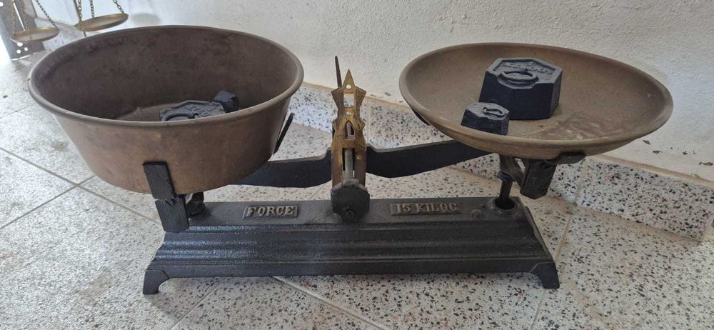Balança Antiga com Pesos Originais – Peça de Coleção