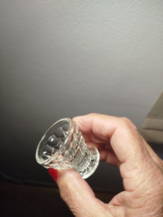 Pequeno copo de vidro