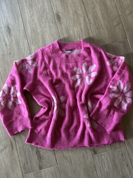 Różowy sweter w kwiaty plus size Zizzi