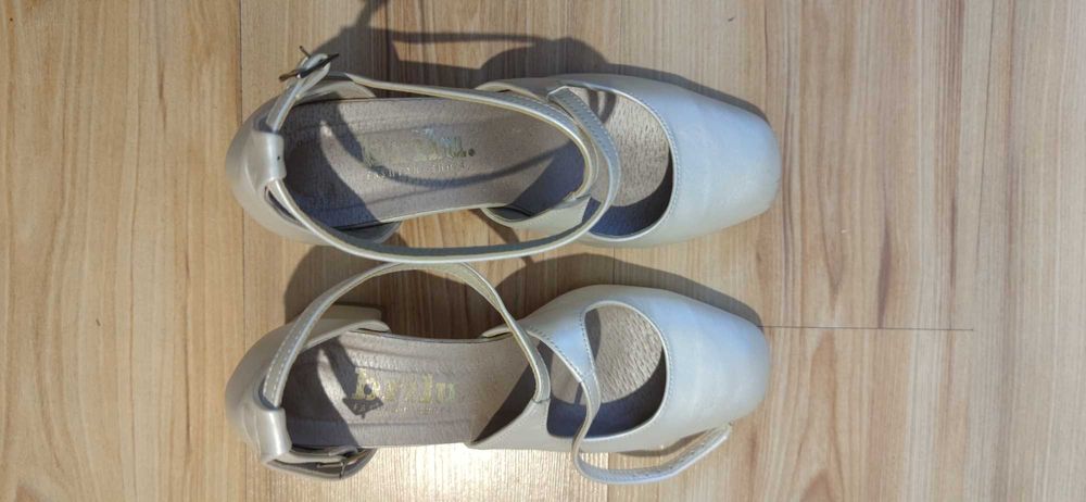 Ślubne Perłowe Czółenka Buty Niski Obcas Ivory Brillu Roz. 39 Nowe
