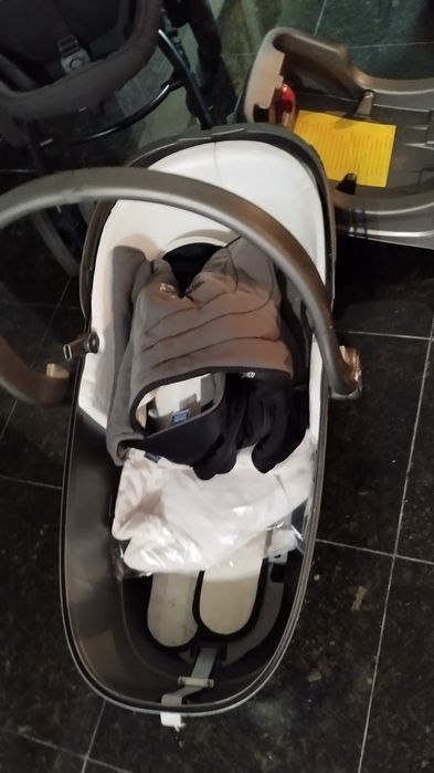 Carrinho de bebê da Chico completo