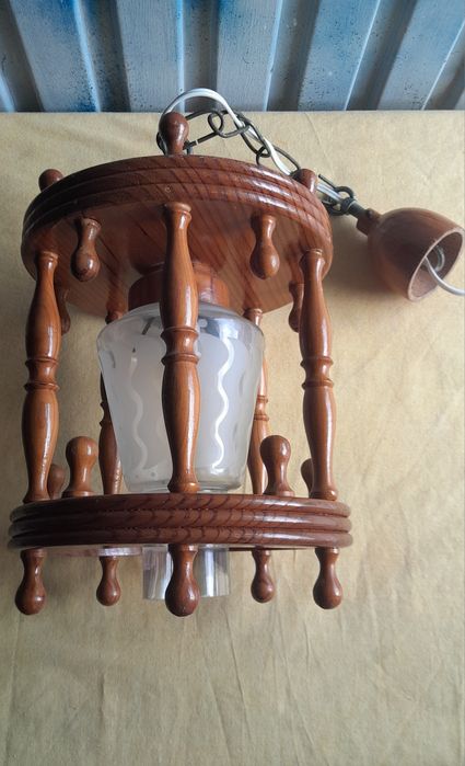 Candeeiro de teto em madeira