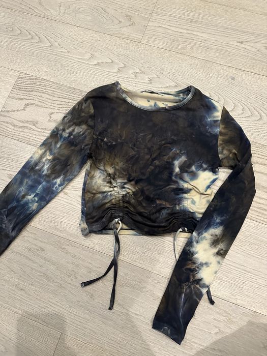 ciemny top z długim rękawem