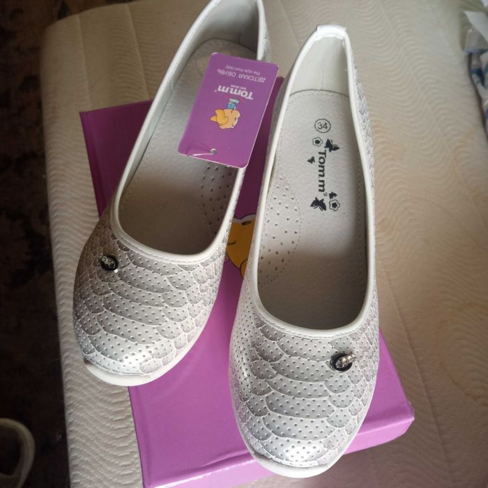 Туфлі для дівчинки. Нові, красиві.