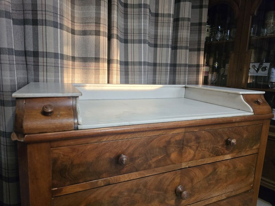 Zabytkowa zadbana komoda