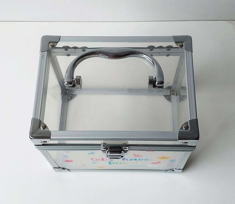 Caixa de plástico em forma de baú com fecho