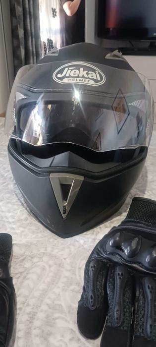 Capacete e luvas de motar