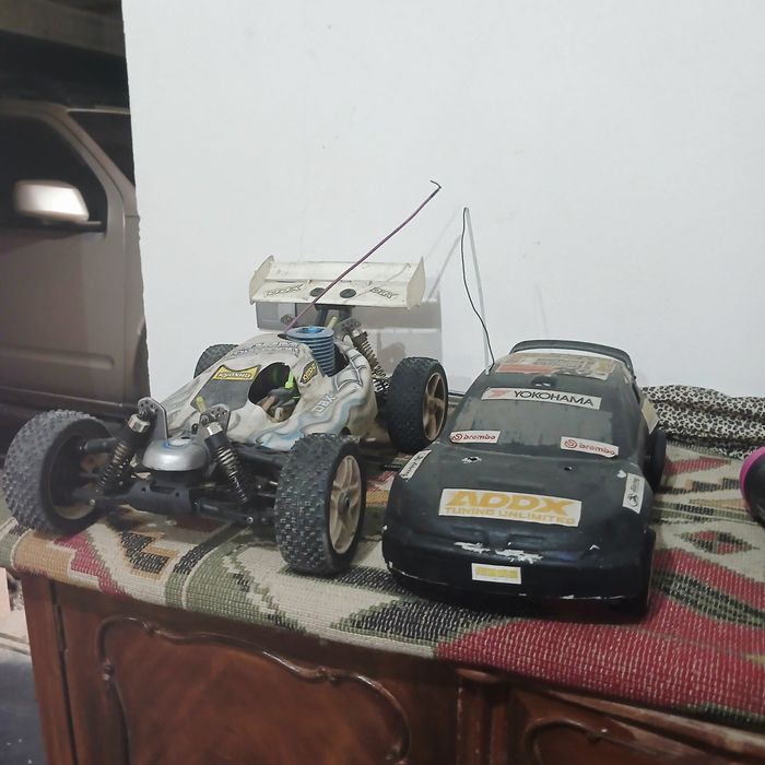 2 carrros a gasolina troco por rc 1/10 ou 1/24 e 1/18