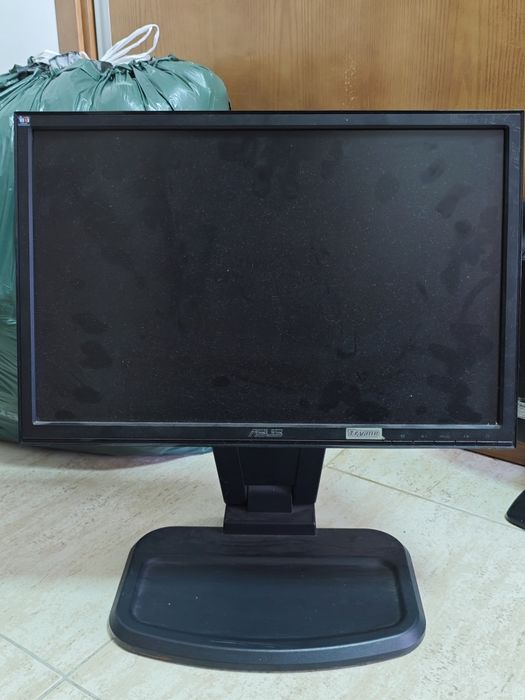 ASUS vw193s com suporte elevatório