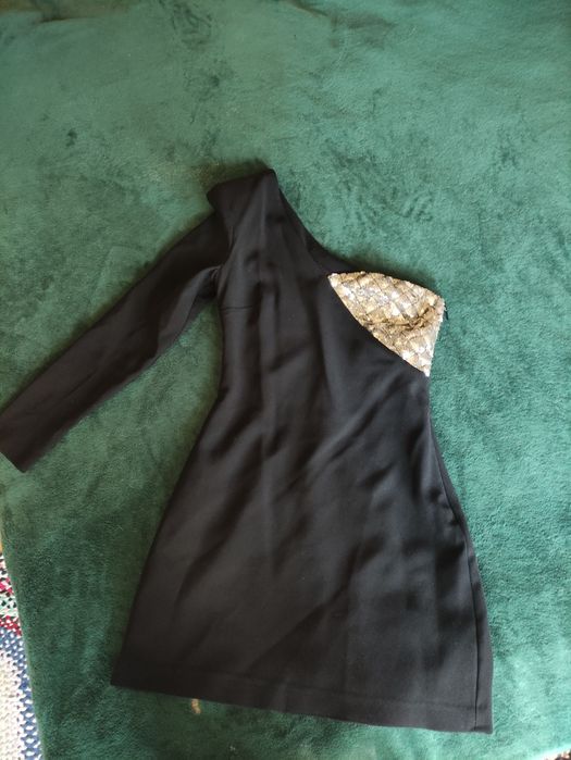 Плаття з маєтками на одне плече