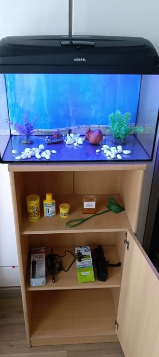 Sprzedam akwarium 60 l Aquael z szafką