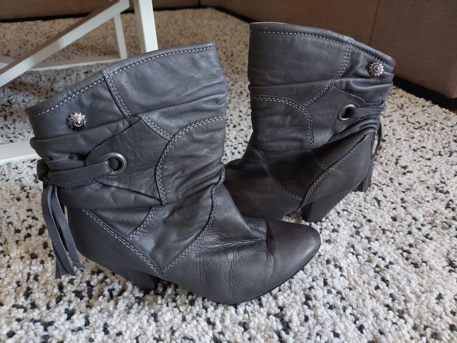 Botas de cano pequeno cinzas