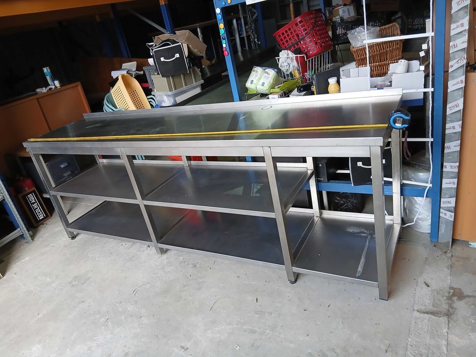 Bancadas de inox com diversas medidas.