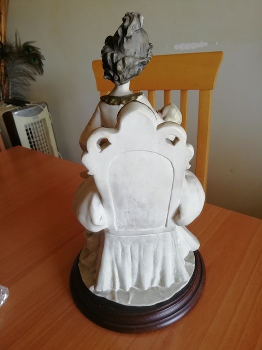 Estatueta em porcelana Mãe Rica