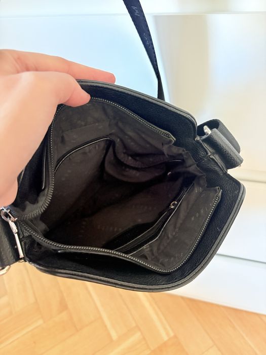 Torebka czarna na ramię listonoszka Mohito