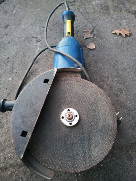 Szlifierka 2500W, dobrze tnie jest mocna.