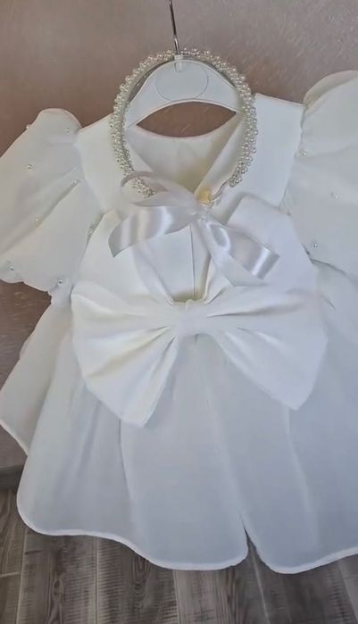 Сукня на рочок, біла з наместинами  неймовірно гарна.