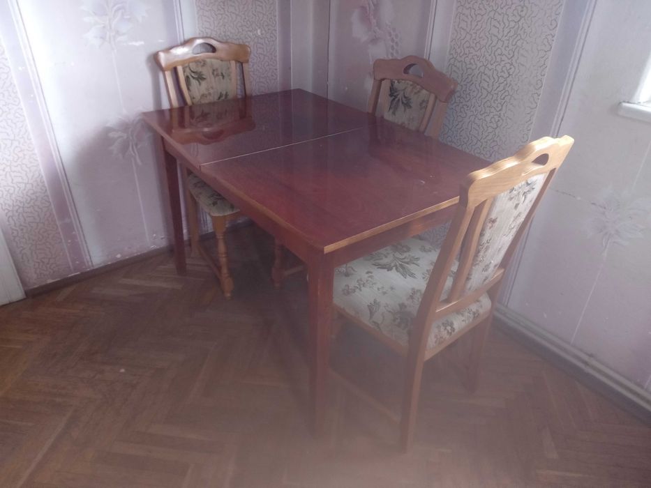 Мебліі: шафа, ліжко з тумбочкамм, стіл, крісла