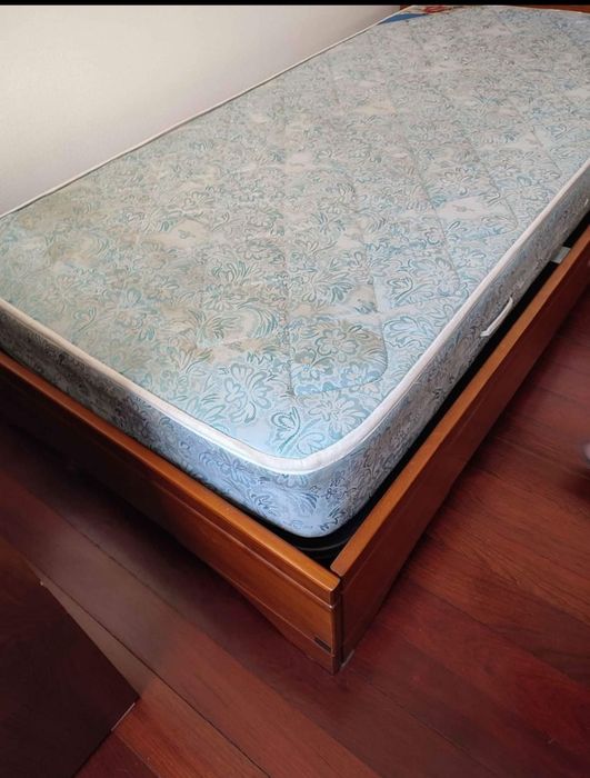 Cama de solteiro e mesa de cabeceira