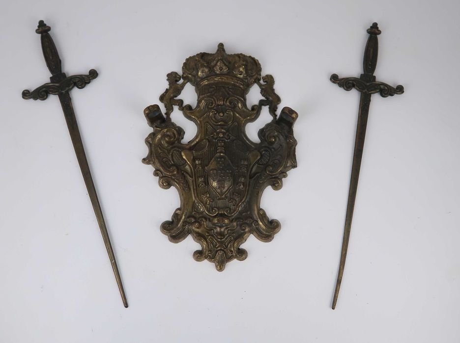 Brasão Monárquico com espadas cruzadas latão/bronze
