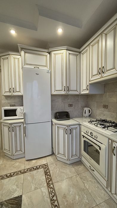 Здається 2-х кімнатна квартира в центральній частині міста (подобово)