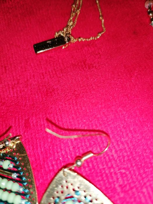 Fio e brincos da pedra dura