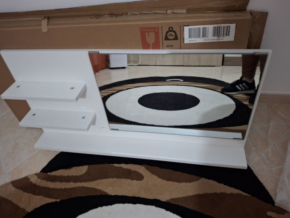 Espelho com prateleiras