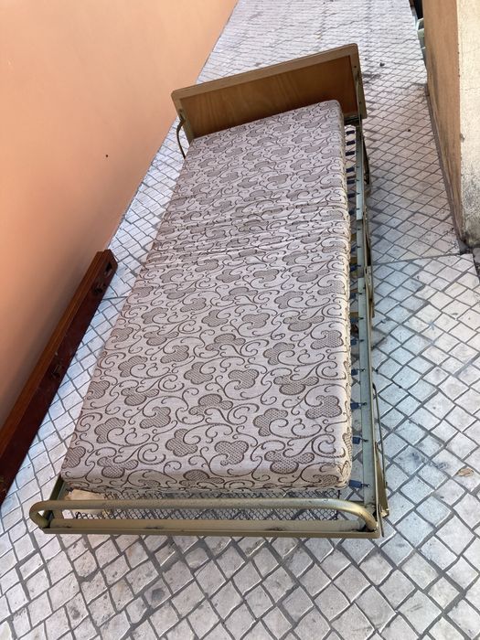 Divã cama de solteiro com colchão em bom estado