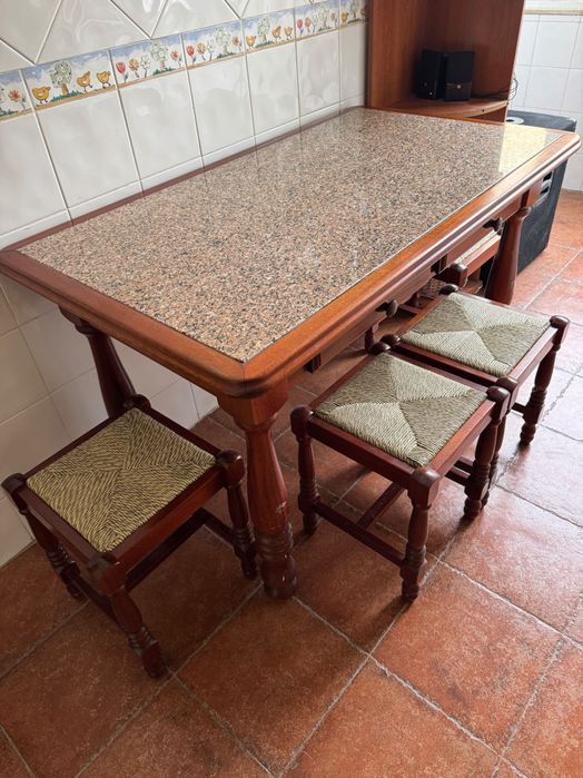 Mesa de madeira em mármore