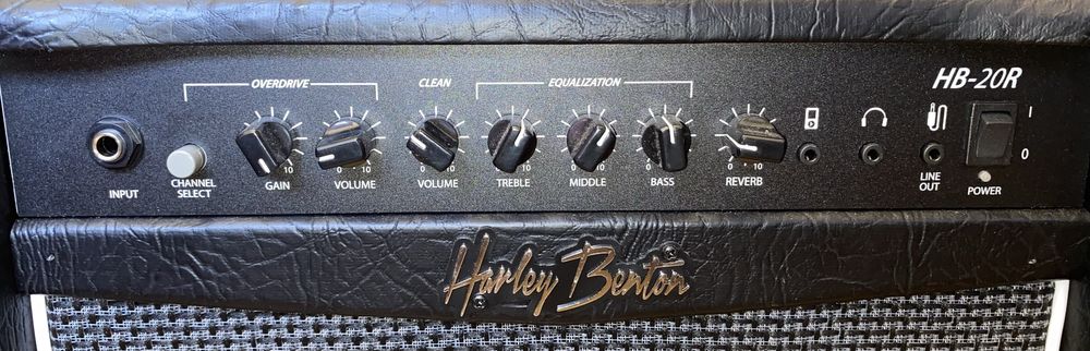 Pack Guitarra Elétrica Harley Benton ST-20HSS + Amp HB-20R com Reverb + Acessórios