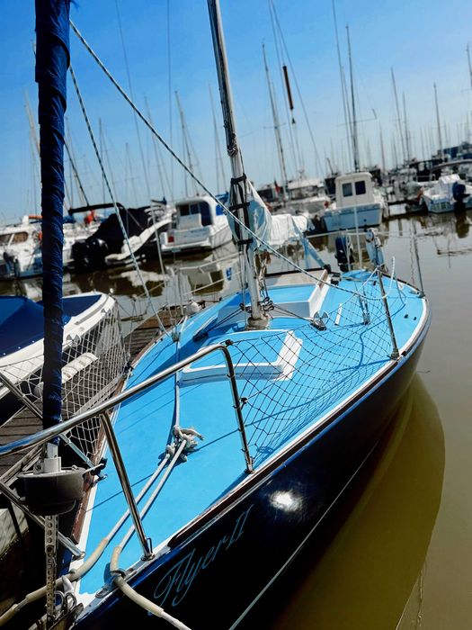 Veleiro J24 pronto a navegar