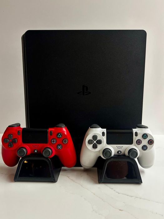 PS 4 Slim como nova com 2 comandos e 11 jogos