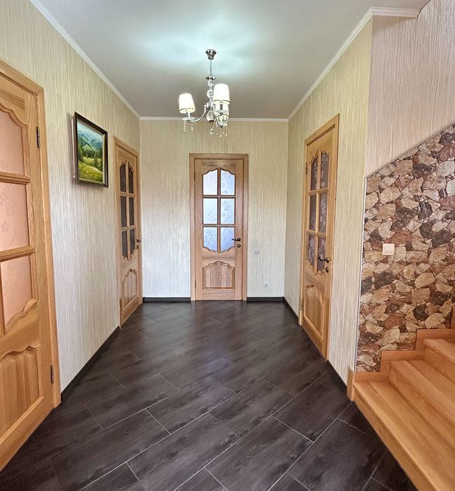 Шикарний будинок у місті, басейн, ділянка 10 соток