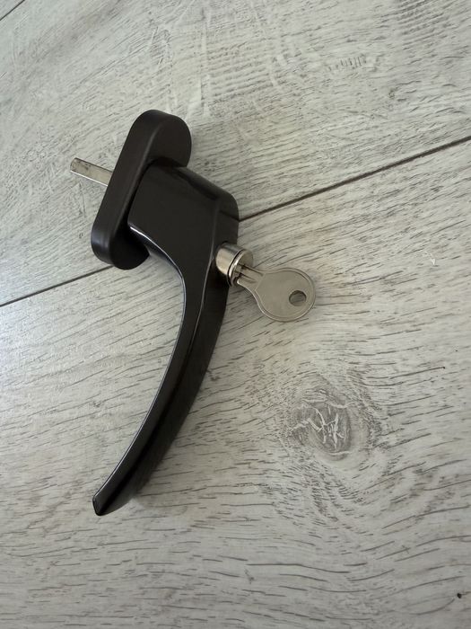 Brązowa klamka okienna z kkuczem