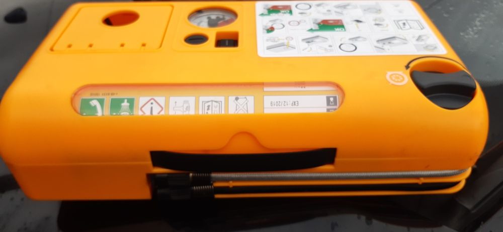 Kompresor samochodowy do pompowania opon zestaw naprawczy