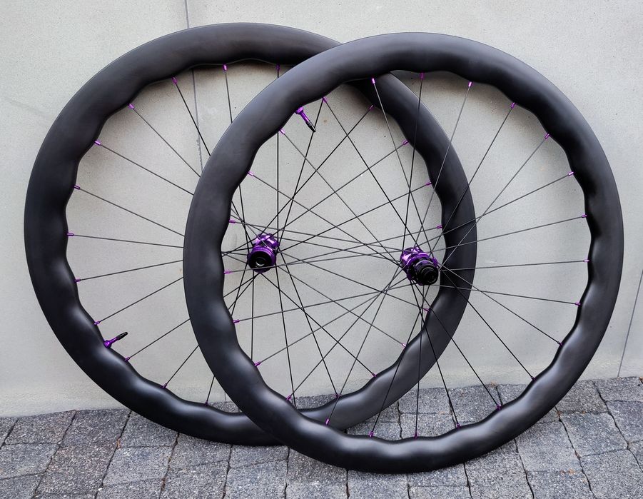 Nowe koła carbonowe szosa / gravel stożek falowany 50/45mm 1440g