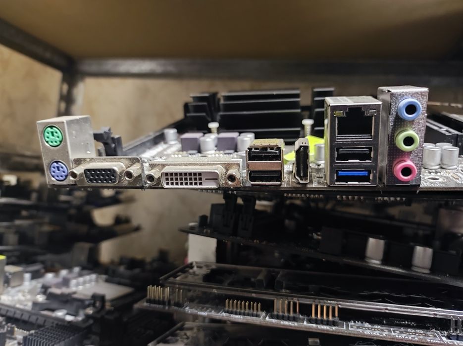 SALE! Материнські плати ASRock Q1900 + Celeron J1900 вбуд. процесор