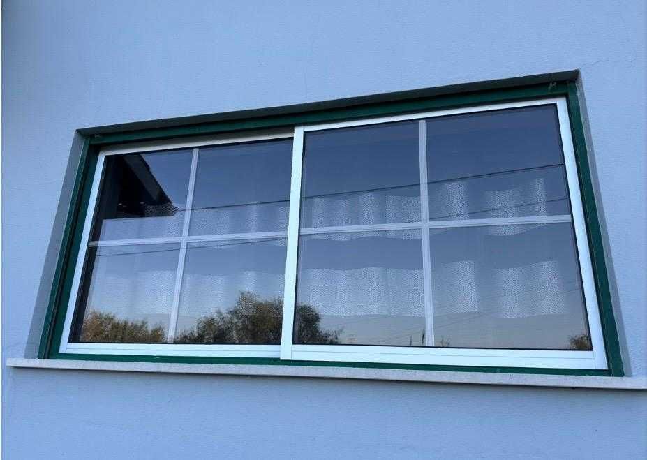 Janelas  brancas para sacada de Alumínio com aros verdes