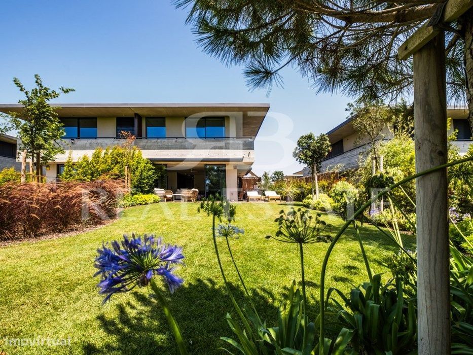 MORADIA T3 com 3 suites + JARDIM + PISCINA privada, num Condomínio ...