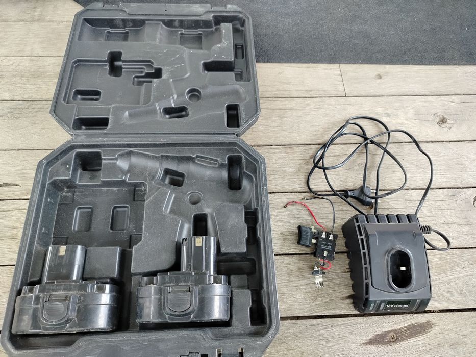 Чемодан кейс для шуроповёрта зарядка 18V 1.3A два аккумулятора 18V