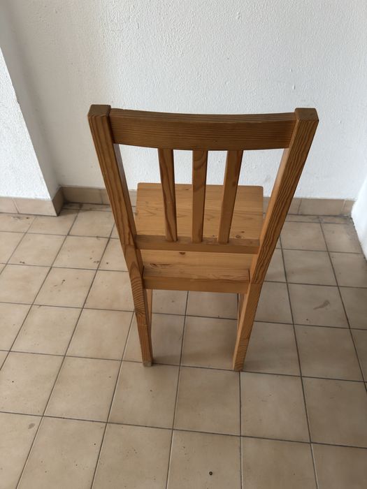 Cadeiras e mesa em madeira
