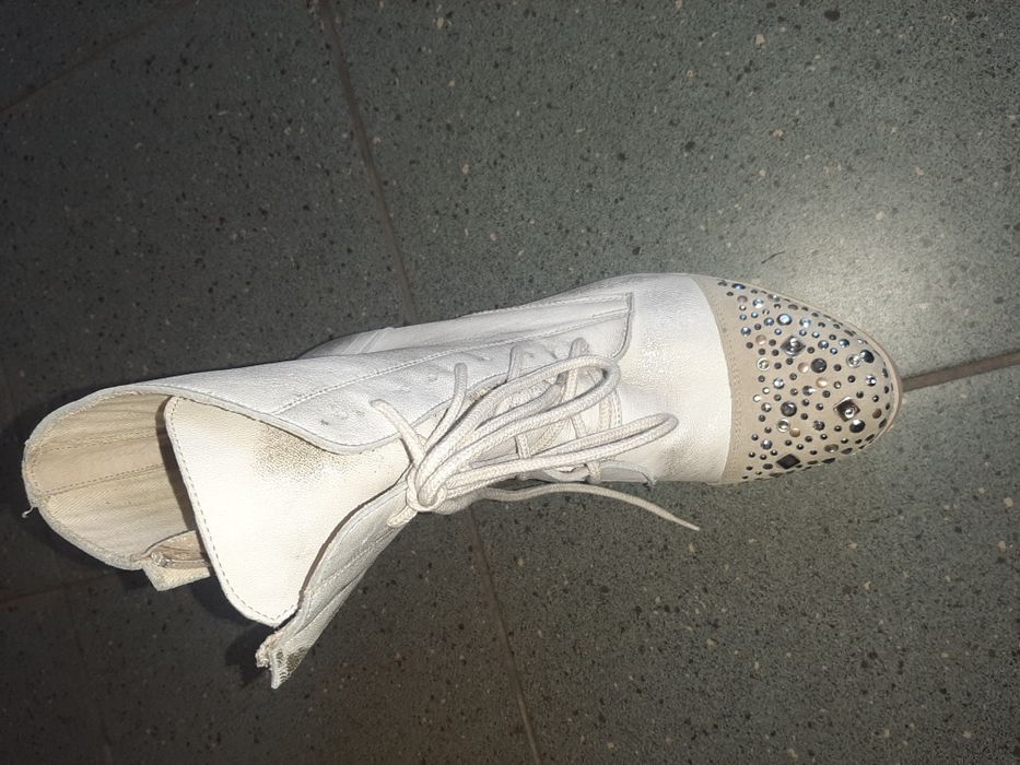 Botki trzewiki złote dżety ćwieki 40 beżowe