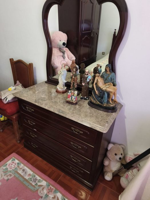 Vendo quarto de casal com uma mesinhas de cabeceira, com uma cômoda, e um guarda vestidos madeira muito boa