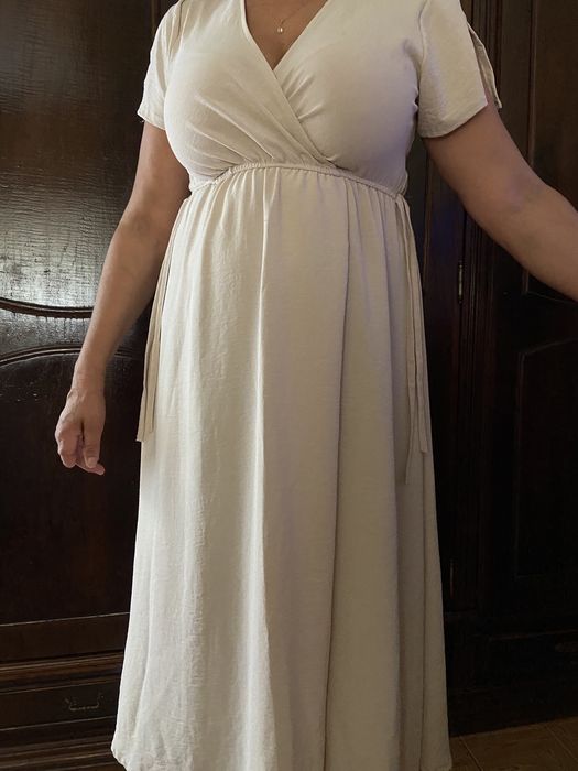Vestido bege comprido com decote em v