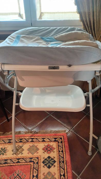 Fraldário para bebé com banheira portátil