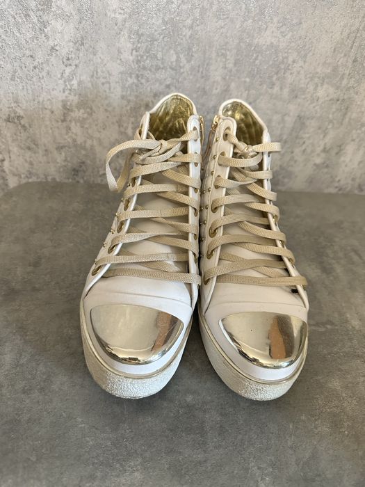 Кеди білого кольору з золотими металевими вставками