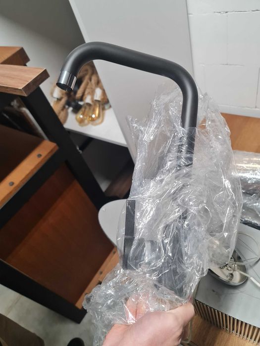 Pyramis Silvio stojąca czarna bateria kuchenna .