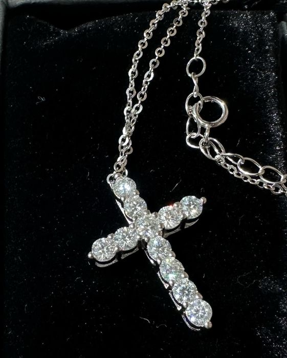 0,66 ct Колье крестик с бриллиантами муассанитами 2,5 мм